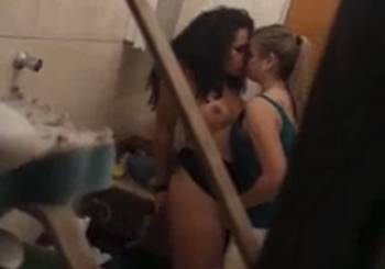 Lesbicas transando no banheiro flagra