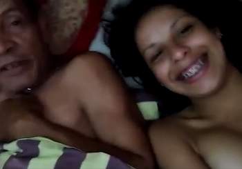 Velho coroa com uma novinha muito gostosa na cama | Não Conto