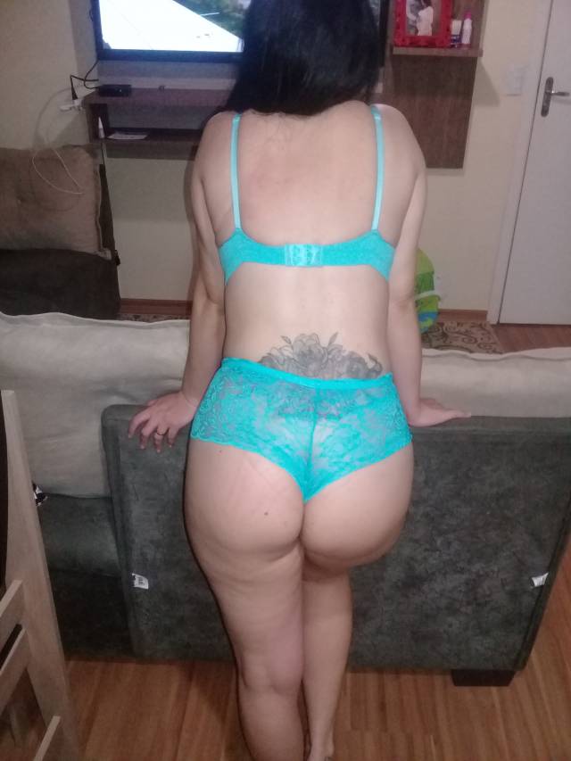 casada-rabuda-provando-as-lingeries-1