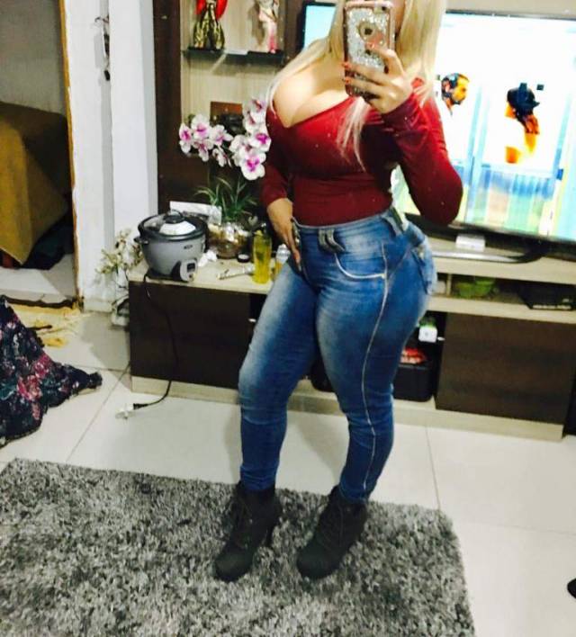 loira-peituda-muito-gostosa-tirando-selfies-da-sua-bunda-grande-17