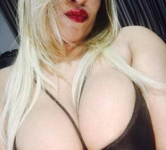 loira-peituda-muito-gostosa-tirando-selfies-da-sua-bunda-grande-4
