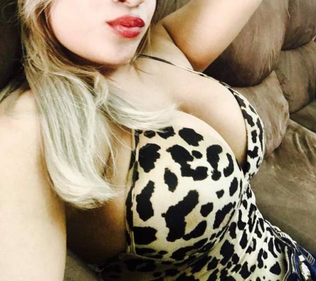loira-peituda-muito-gostosa-tirando-selfies-da-sua-bunda-grande-8