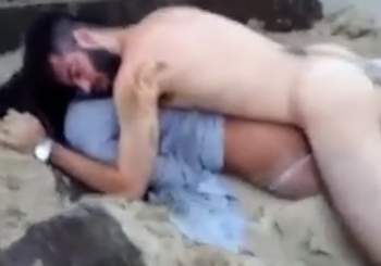 Flagra amador de casal dormindo na praia depois de transar ao ar ...