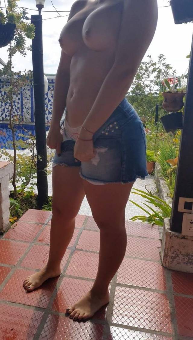 branquinha-da-bunda-grande-na-safadeza-com-as-amigas-7