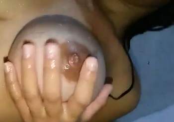 Peituda novinha vazou no zap filmando pelada no banho | Não Conto