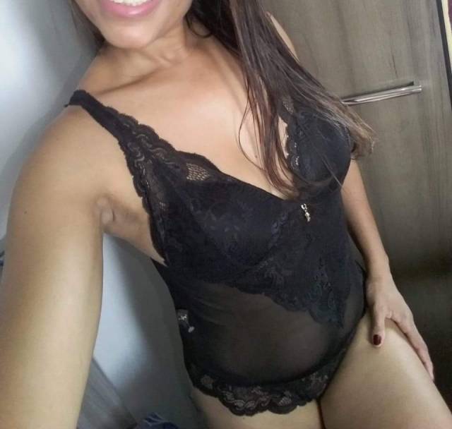 safadinha-dona-de-casa-tesuda-sabe-provocar-de-lingerie-12