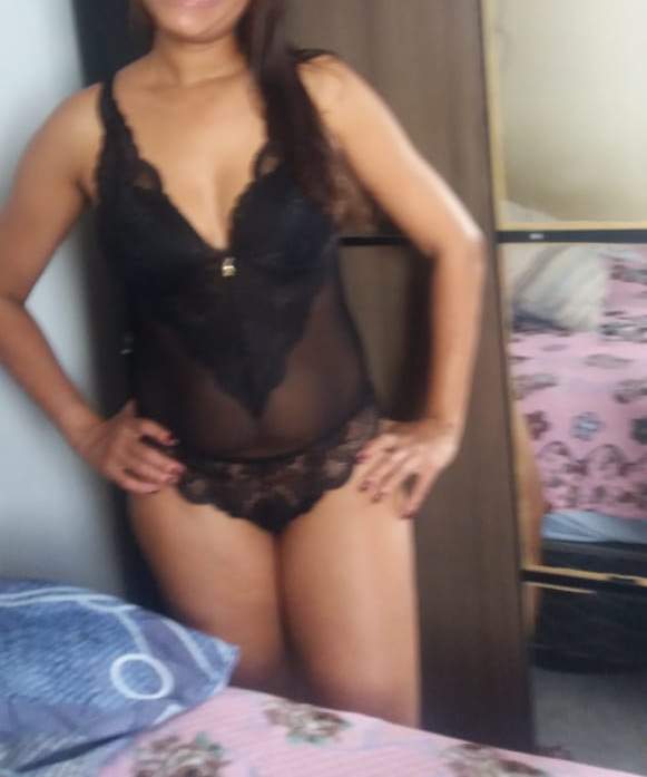 safadinha-dona-de-casa-tesuda-sabe-provocar-de-lingerie-14