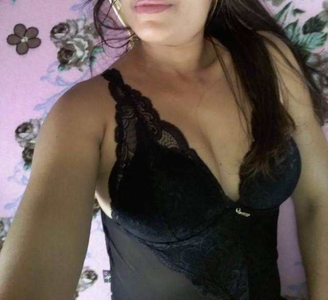 safadinha-dona-de-casa-tesuda-sabe-provocar-de-lingerie-23