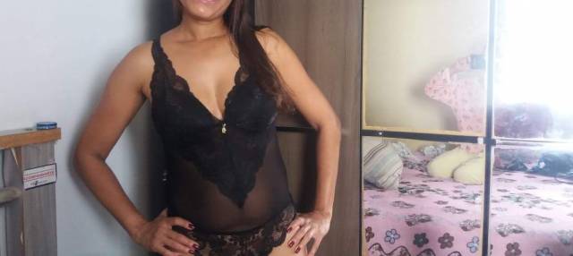 safadinha-dona-de-casa-tesuda-sabe-provocar-de-lingerie-44