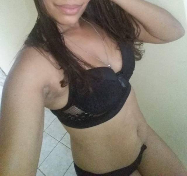 safadinha-dona-de-casa-tesuda-sabe-provocar-de-lingerie-47