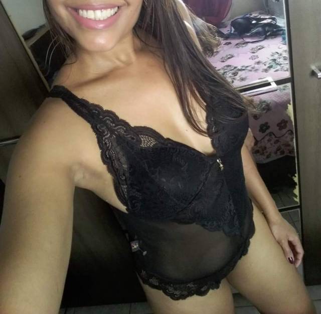 safadinha-dona-de-casa-tesuda-sabe-provocar-de-lingerie-54