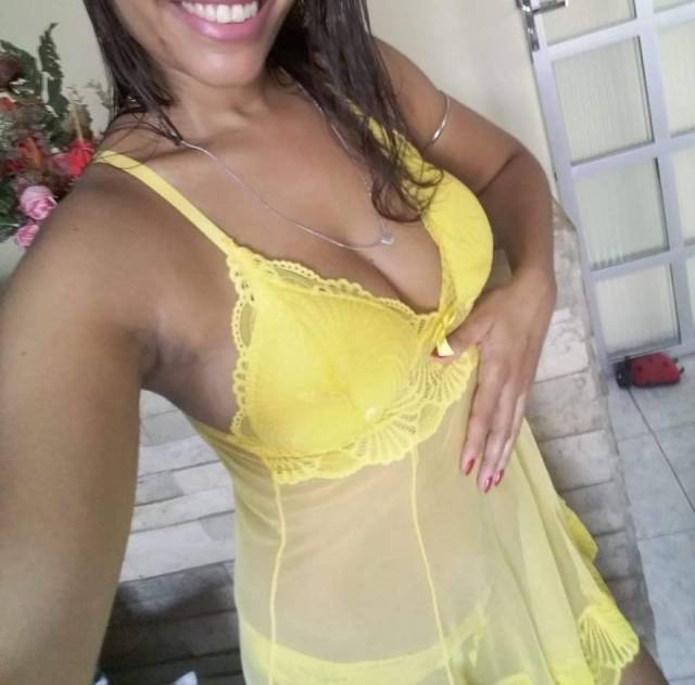 safadinha-dona-de-casa-tesuda-sabe-provocar-de-lingerie-58