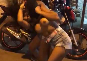 Novinhas brigando com as tetas de fora! | Não Conto