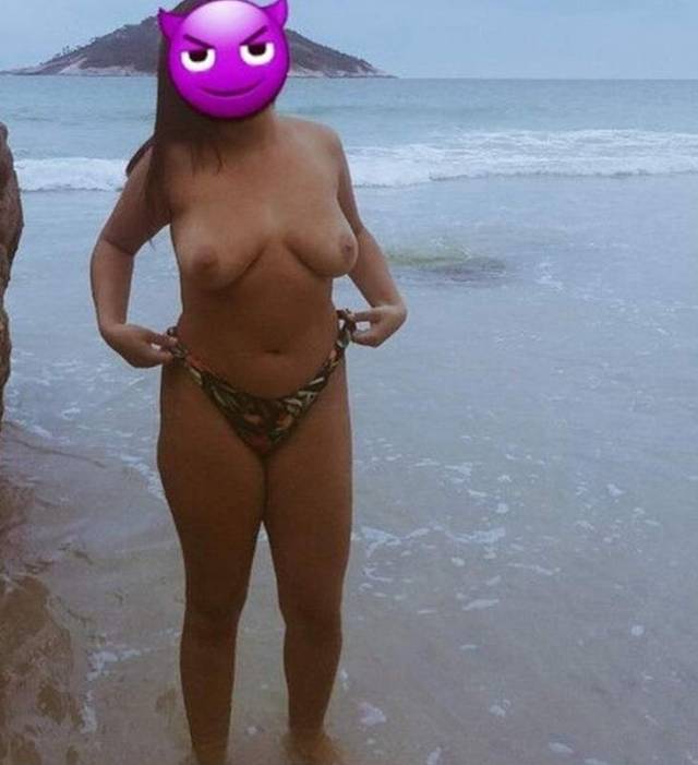 morena-safada-com-amiga-pelada-na-praia-3