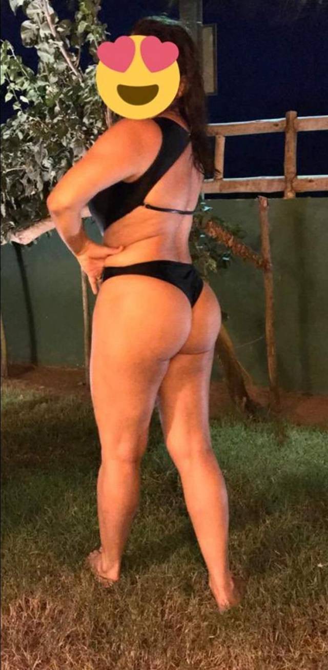 exibindo-a-esposa-milf-pelada-para-os-amigos-3