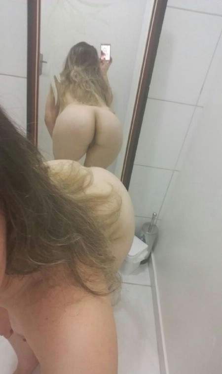 gatinha-casada-da-bunda-deliciosa-em-fotos-nua-no-banheiro-25