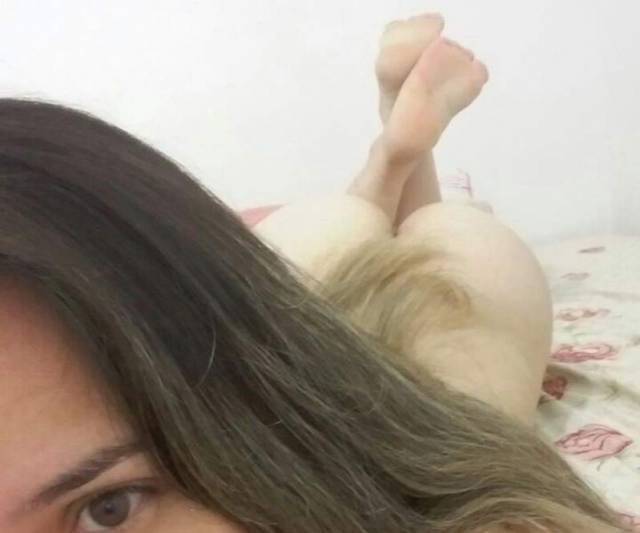 gatinha-casada-da-bunda-deliciosa-em-fotos-nua-no-banheiro-37