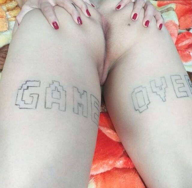 branquinha-nerd-tatuada-da-bucetinha-linda-11