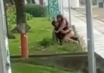 Video de casal fazendo sexo na praça