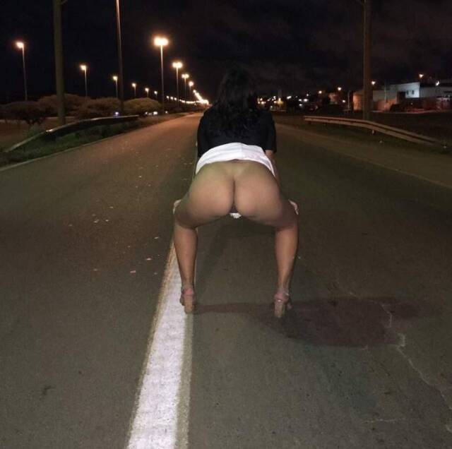 esposa-fica-pelada-na-rua-pro-marido-tirar-fotos-14