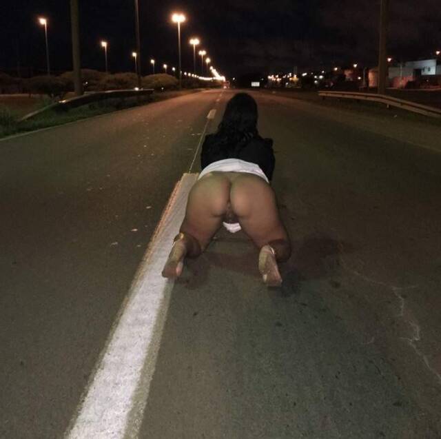 esposa-fica-pelada-na-rua-pro-marido-tirar-fotos-15