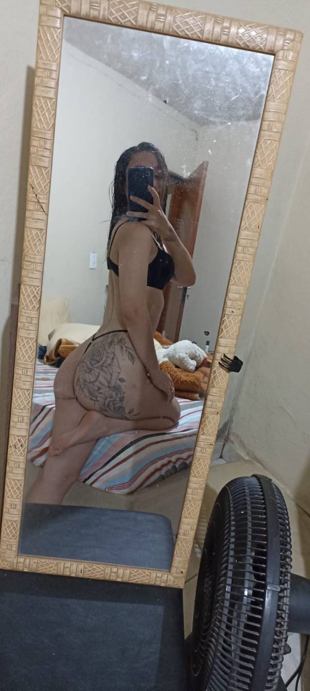 gabriela-novinha-bucetuda-da-bunda-tatuada-peladinha-em-fotos-9