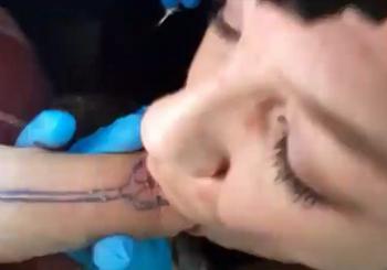 Tatuagem no pau – Tatuadora chupa a piroca pra manter duro! | Não ...