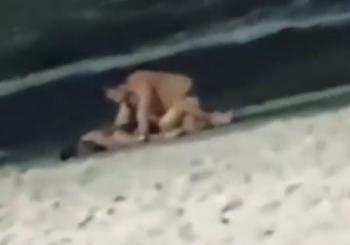 Casal é flagrada fazendo sexo na praia em Maceió – video | Não Conto