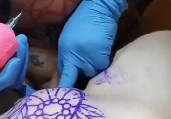 Tatuador faz sexo durante tatuagem em mulher | Não Conto