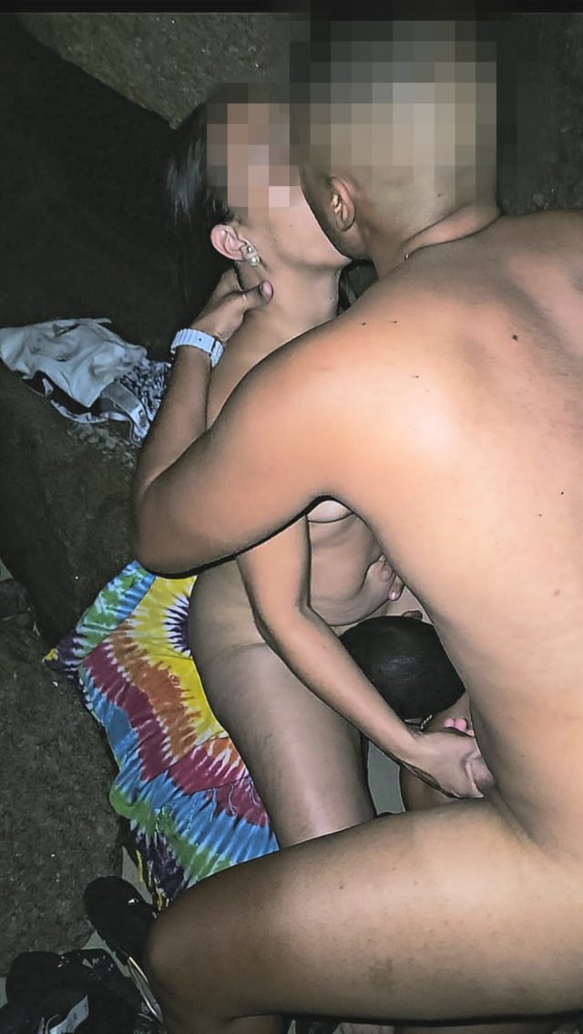 fotos-sexo-da-casada-com-dois-estranhos-na-gruta-da-praia-5