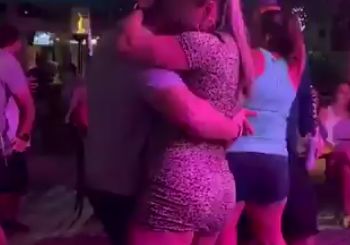 Conheceu casal no bar e foi pro hotel meter gostoso