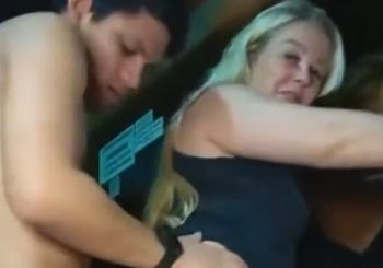Esposa milf madura transa com novinho na frente do marido