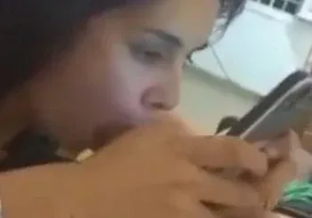 Esposa no celular com marido, chupando o amante!